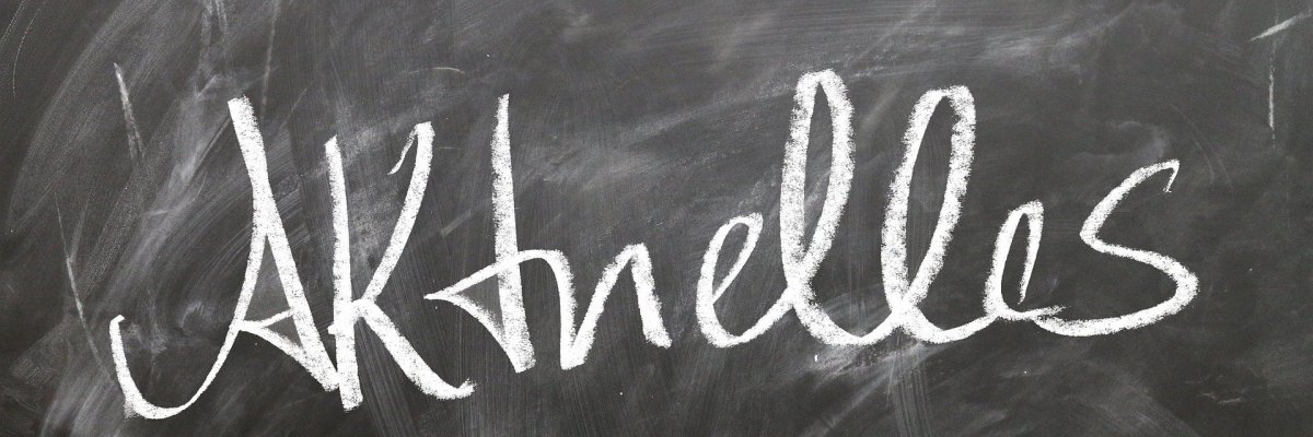 Aufschrift auf Schultafel: Aktuelles