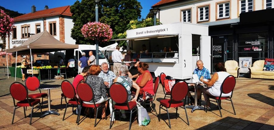 Wochenmarkt vor der Stadthalle