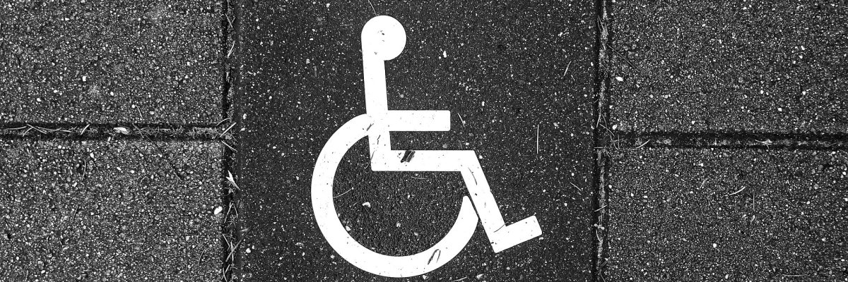 Symbol Rollstuhlfahrer Rollstuhl Symbol auf Stein gemalt