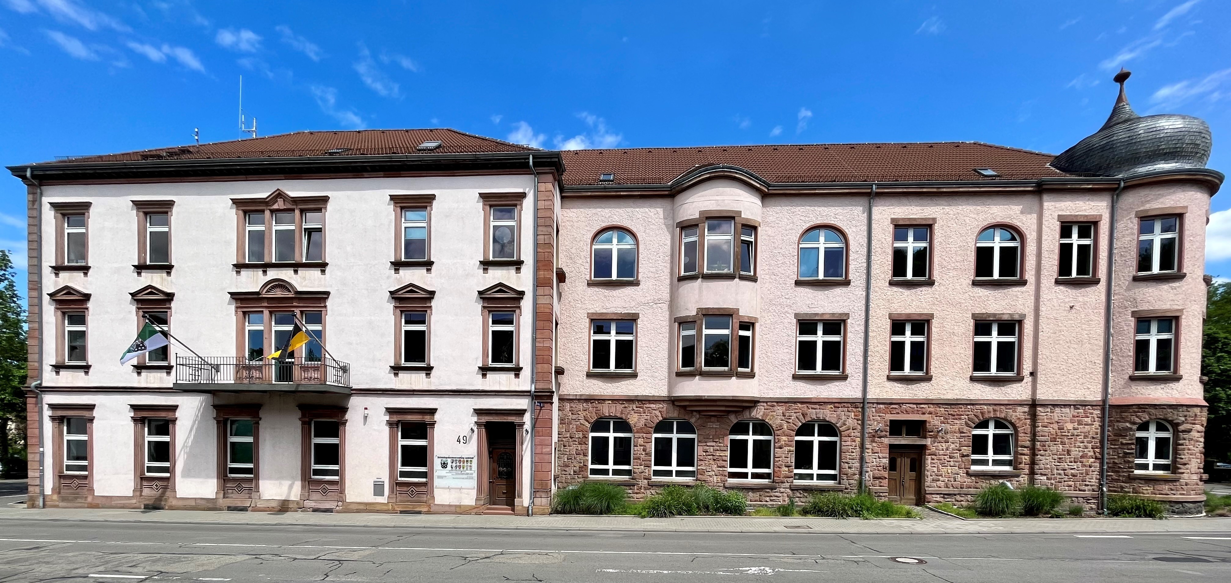 Frontalansicht auf das Rathaus in Landstuhl
