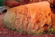 rötlich angestrahlter Heidenfelsen in Kindsbach