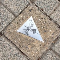 In den Boden eingelassenes Wegweiser-Schild des Altstadtrundgangs