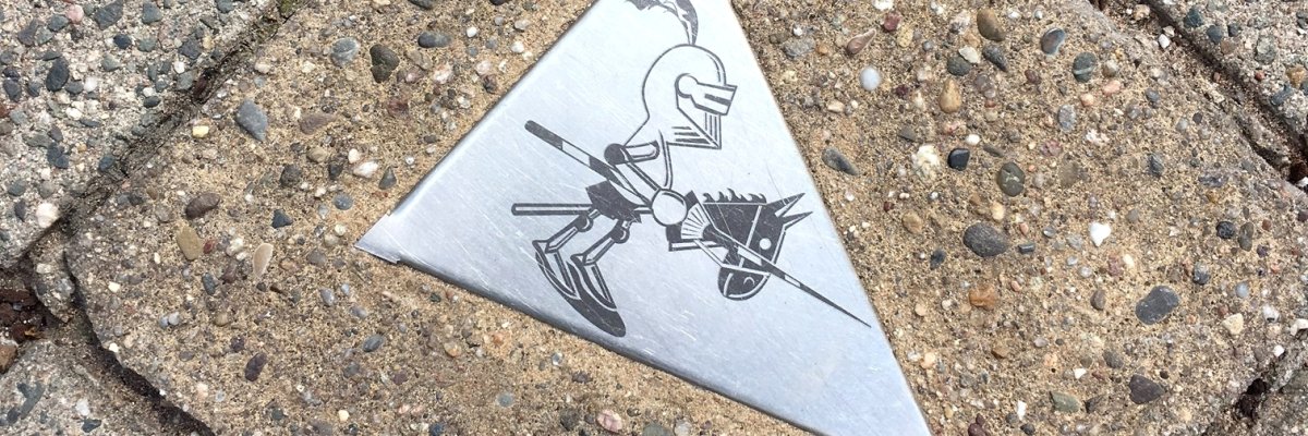 In den Boden eingelassenes Wegweiser-Schild des Altstadtrundgangs