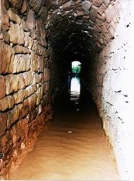 Dunkler Sandsteingang im Brunnenstollen