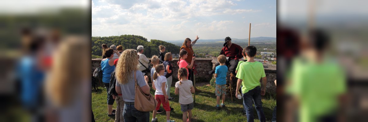 Verkleidete Burgführer erklären einer Menschenmasse Burg Nanstein