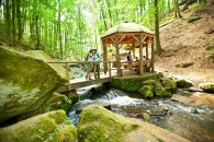 Hölzerner Pavillon über einem Bach in der Karlstalschlucht