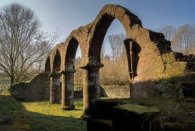 Steinerne Torbögen unter Blauem Himmel bei der Verenakapelle in Mittelbrunn