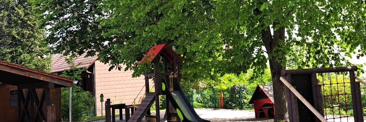Spielgerat auf einem Kindergartenspielplatz