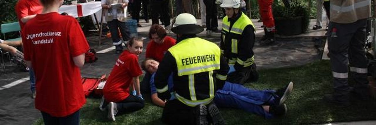 Mitarbeiter der Notfalldienste im Einsatz