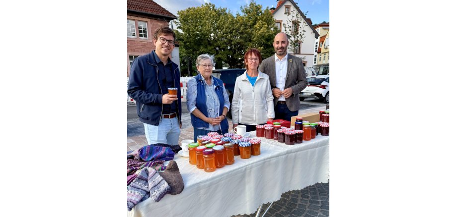 14 Jahre für den guten Zweck: Dank an engagierte Frauen auf dem Landstuhler Wochenmarkt 14 Jahre für den guten Zweck: Dank an engagierte Frauen auf dem Landstuhler Wochenmarkt