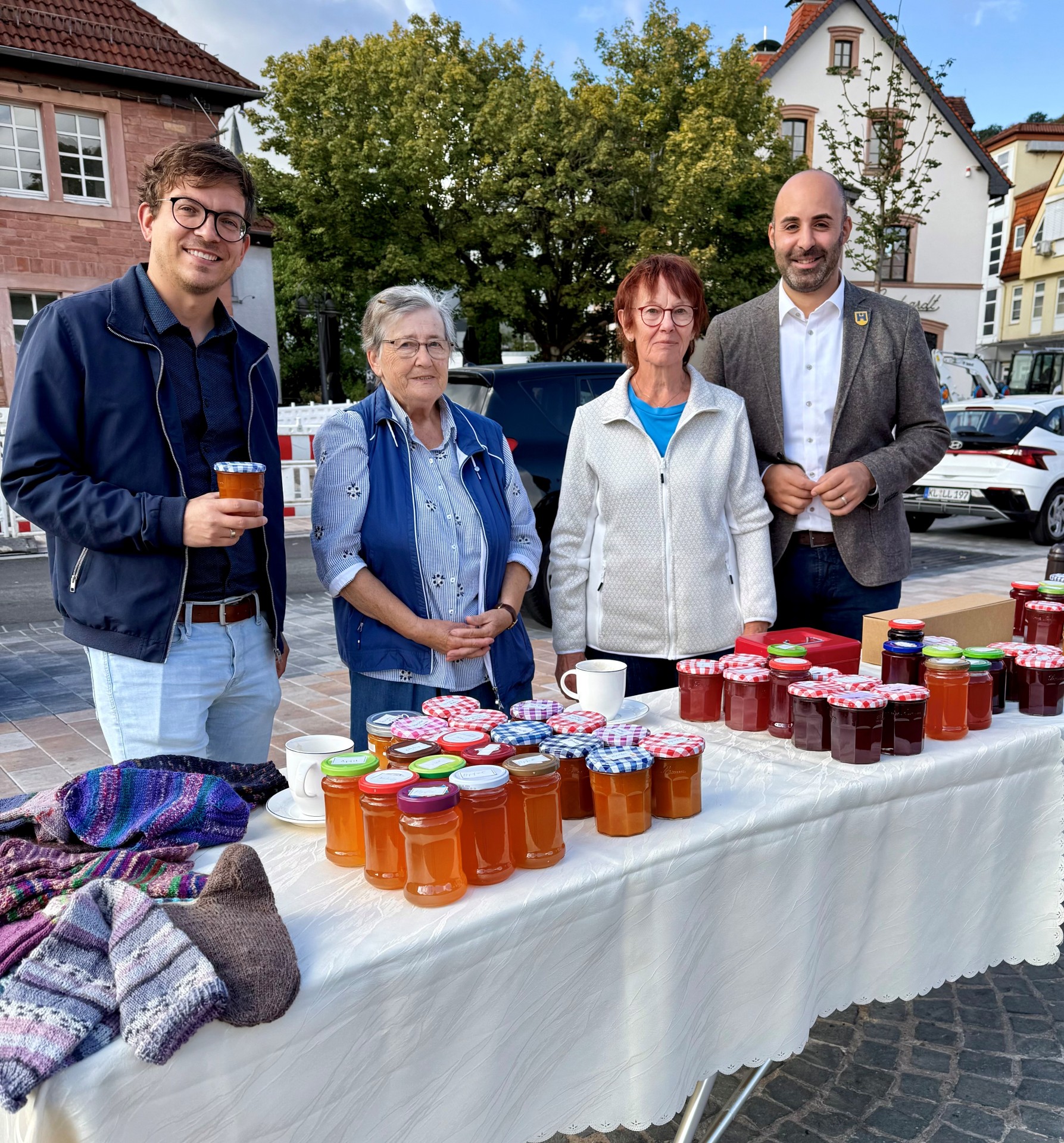 14 Jahre für den guten Zweck: Dank an engagierte Frauen auf dem Landstuhler Wochenmarkt 14 Jahre für den guten Zweck: Dank an engagierte Frauen auf dem Landstuhler Wochenmarkt