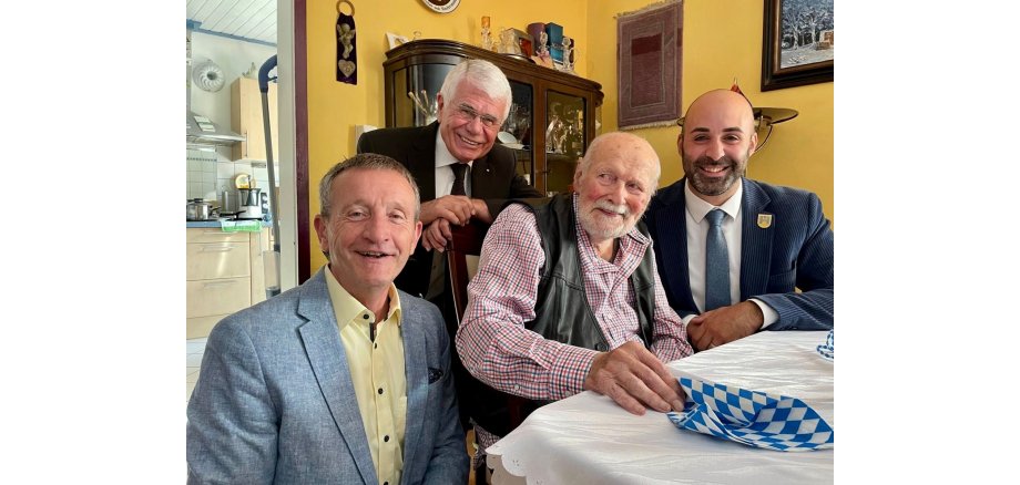 Ehrenbürger Theobald Schohl mit Stadtbürgermeister Mattia De Fazio sowie dessen Amtsvorgängern Ralf Hersina, und Klaus Grumer Ehrenbürger Theobald Schohl mit Stadtbürgermeister Mattia De Fazio sowie dessen Amtsvorgängern Ralf Hersina, und Klaus Grumer
