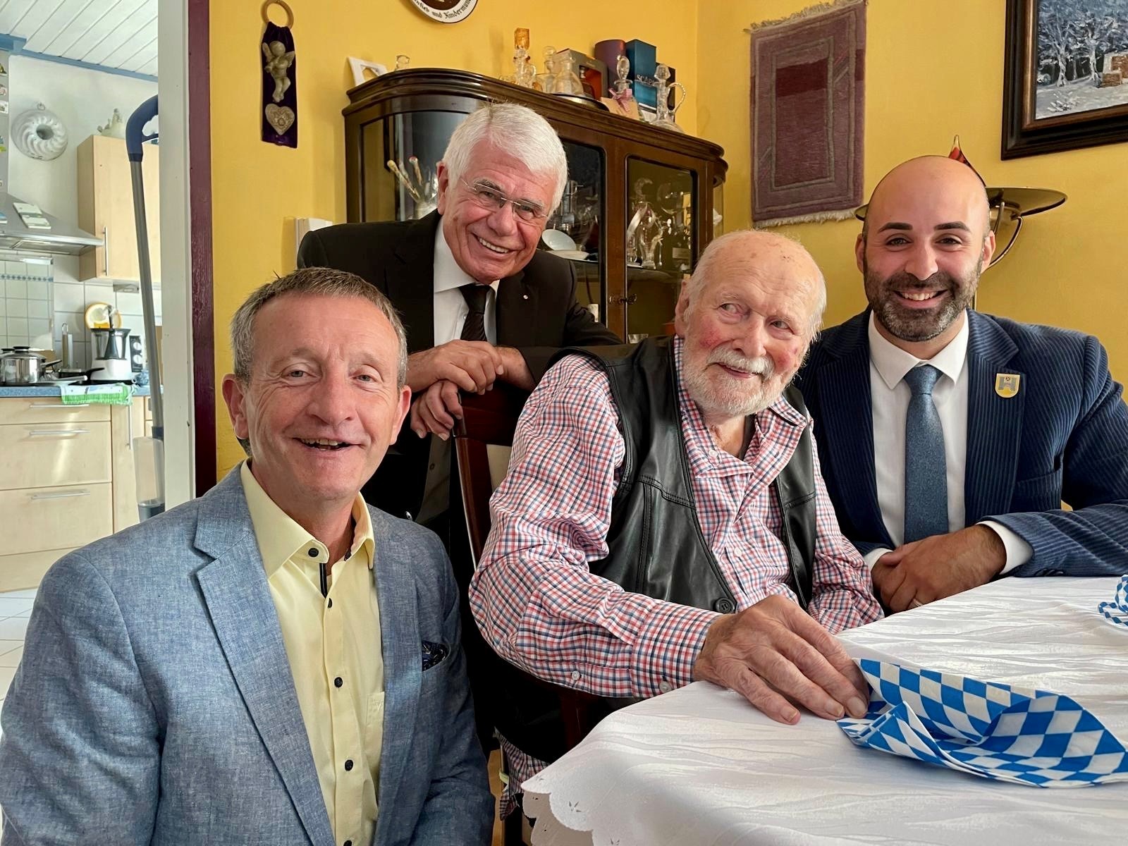 Ehrenbürger Theobald Schohl mit Stadtbürgermeister Mattia De Fazio sowie dessen Amtsvorgängern Ralf Hersina, und Klaus Grumer Ehrenbürger Theobald Schohl mit Stadtbürgermeister Mattia De Fazio sowie dessen Amtsvorgängern Ralf Hersina, und Klaus Grumer