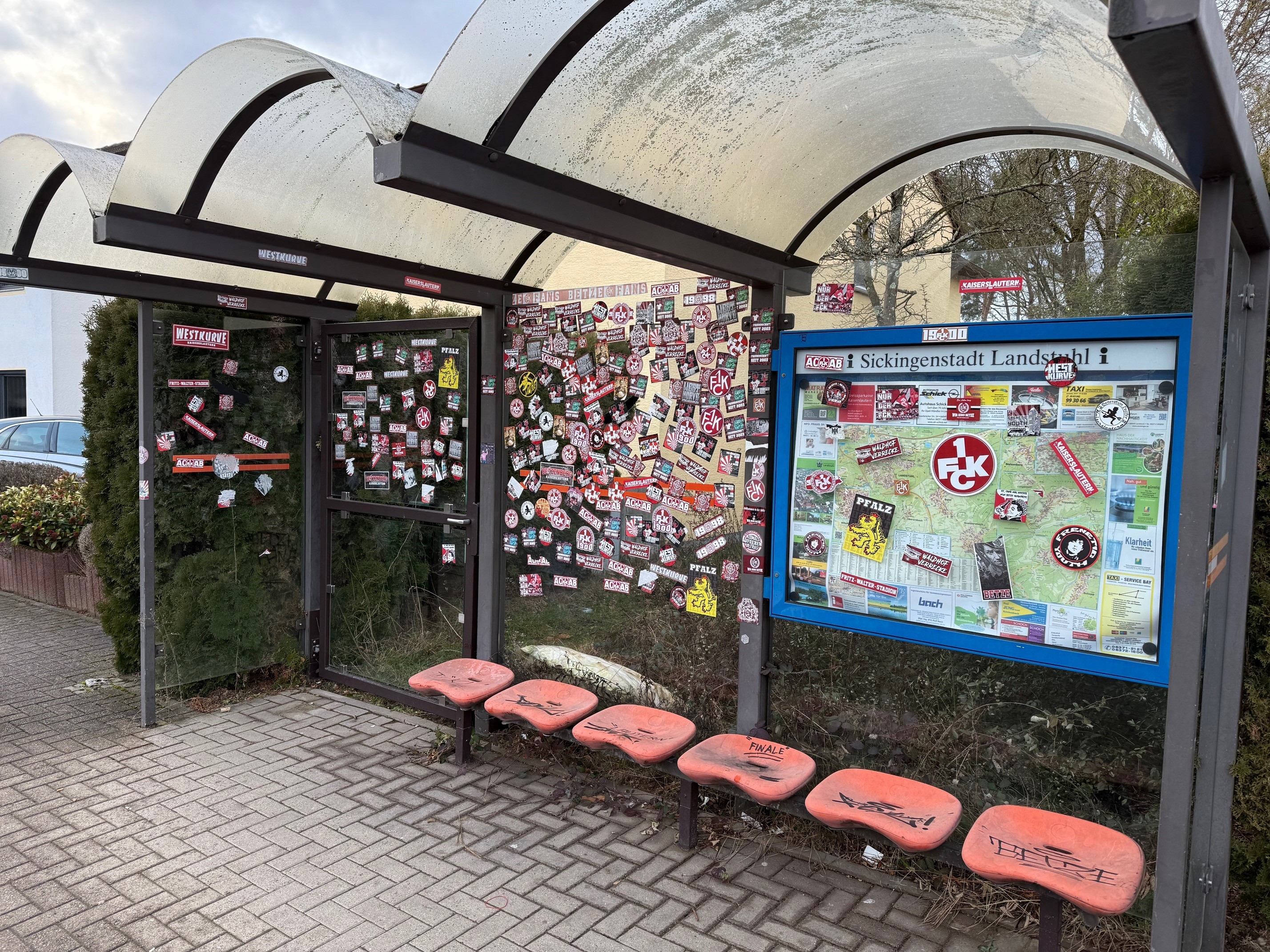 Sachbeschädigung Bushaltestelle