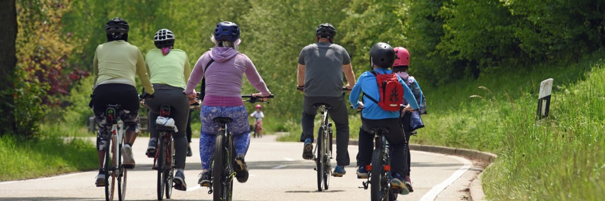 Eine Gruppe Radfahrer auf einer Autofreien straße