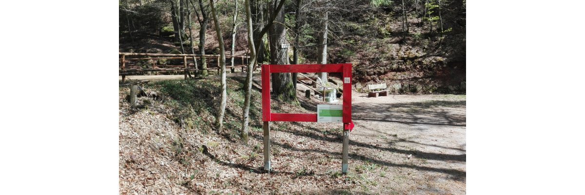 Roter Bilderrahmen inmitten des Pfälzerwaldes