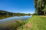 Silbersee in Kindsbach unter blauem Himmel