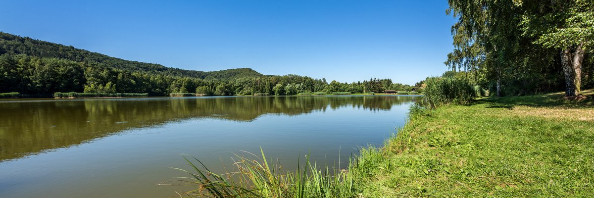 Silbersee in Kindsbach unter blauem Himmel